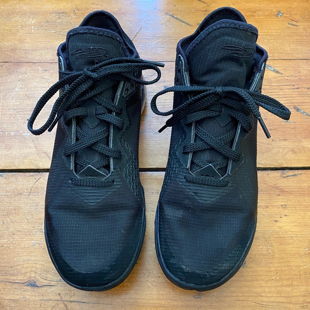 Mens 9.5 LeBron Nike 18 low black basketball sneakers